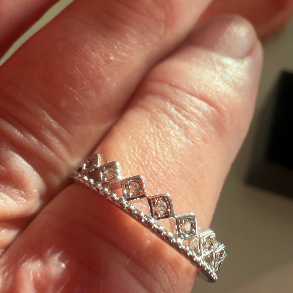 Elegant Silver Diamond Pattern Ring - image 2